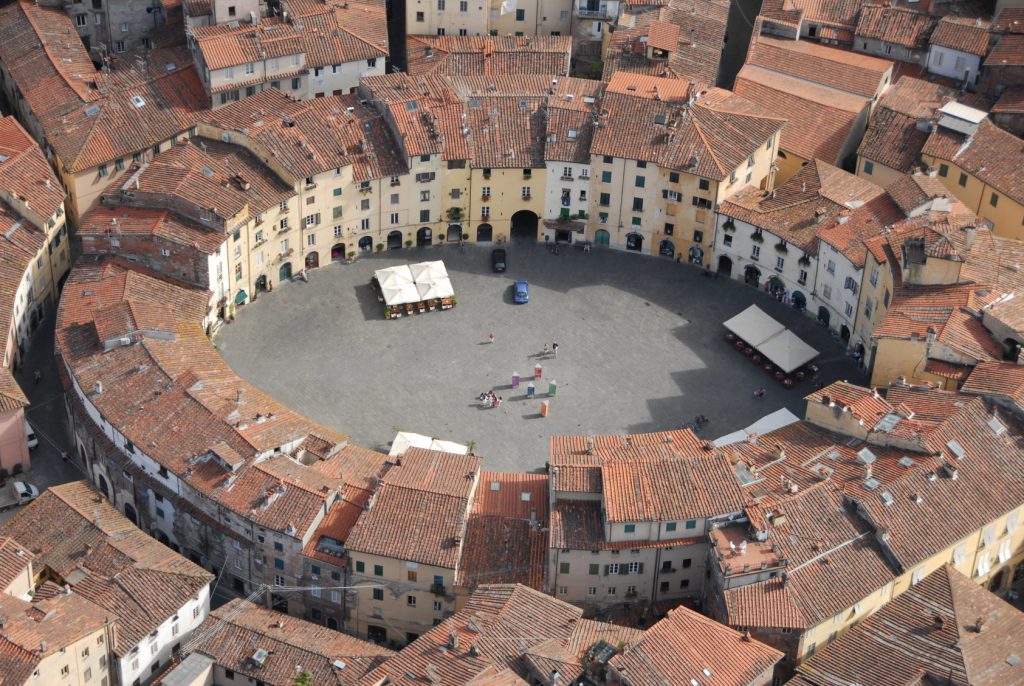 1 piazza anfiteatro lucca